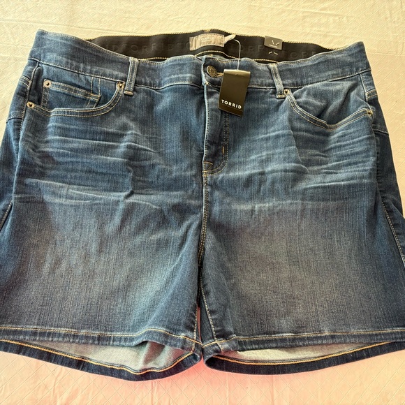 Torrid Blue Denim High rise Hollywood Stretch  Shorts size 20 - Picture 1 of 7